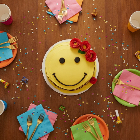 Smile Icon Cake 1100g – Fun Celebration Dessert in Pattaya Smile Icon Cake 1100g – Fun Celebration Dessert in Pattaya