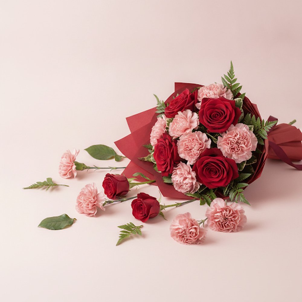 Rose rosse e garofani rosa