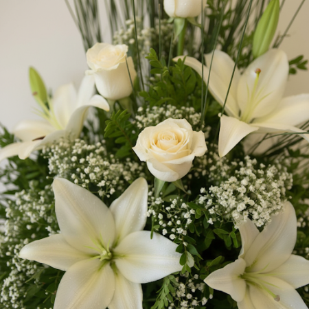 BASKET OF FLOWERS 17 - 5 سلة الزهور 17 | سلال الزهور الطازجةأضئ أي مساحة مع سلة الزهور 17 الخاصة بنا. ترتيب مذهل من الأزهار النا