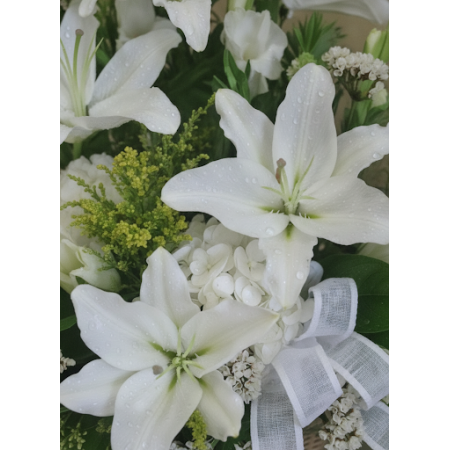 BASKET OF FLOWERS 41 - 3 Basket of Flowers 41 | سلال الزهور الطازجةأضئ أي مساحة مع سلة الزهور 41 الخاصة بنا. ترتيب مذهل من الأزه