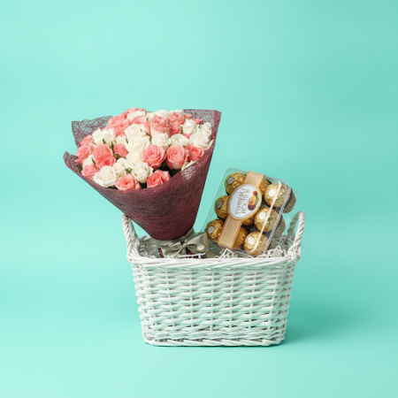 Chocolate with flowers in basket - 2 Chocolate with flowers in basket | 맛있는 간식우리의 신선한 꽃으로 장식된 정교한 초콜릿 바구니를 즐겨보세요. 선물이나 특별한 날에 완벽