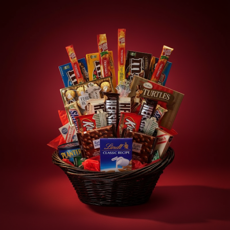 VALENTINE GIFT CHOCOLATE SET IN BASKET - 3 سلة هدايا الشوكولاتة في عيد الحب - هدية عيد الحب المثاليةأبهج أحبائك مع مجموعة هدايا 