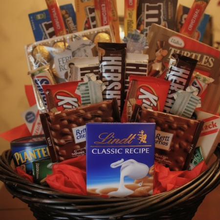 VALENTINE GIFT CHOCOLATE SET IN BASKET - 5 سلة هدايا الشوكولاتة في عيد الحب - هدية عيد الحب المثاليةأبهج أحبائك مع مجموعة هدايا 
