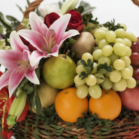 GIFT FLOWERS WITH FRUIT BASKET - 4 Gift Flowers & Fruit Basket | FelicitacionsCelebra amb les nostres impressionants flors de re