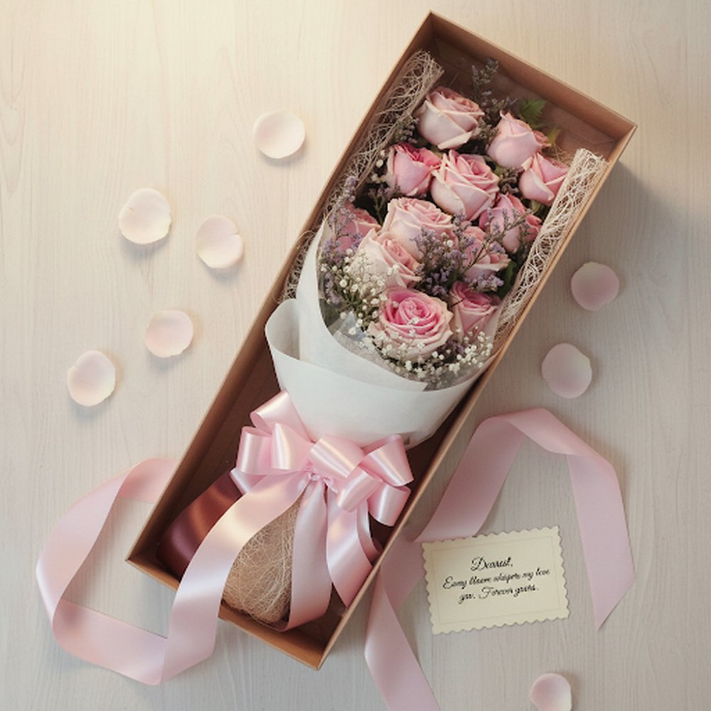 Zwölf pinke Rosen in einer Box