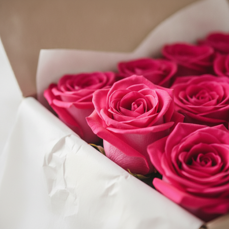 12 roses in box - 5 12 وردة في صندوق | ورد طازج | وردة في صندوقفاجئ شخصًا مميزًا مع صندوقنا الأنيق من 12 roses in box. مثالي لأي