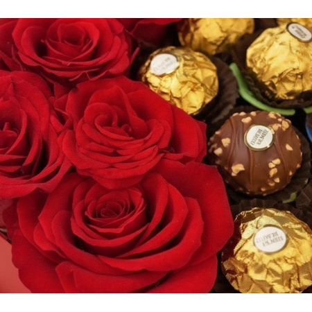 20 roses with chocolate - 4 20 Roses & Chocolate: Regalo di San ValentinoSorprendi la tua persona amata questo San Valentino con