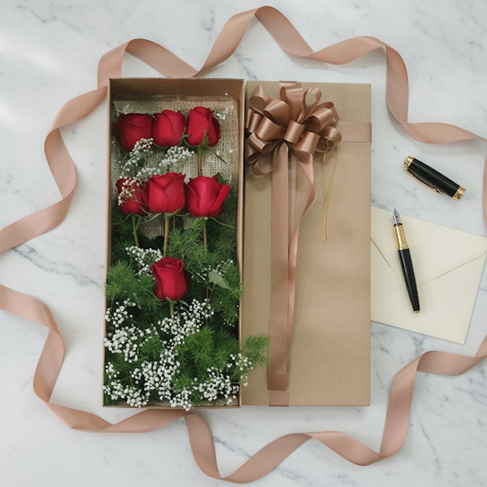 Red roses box with pen