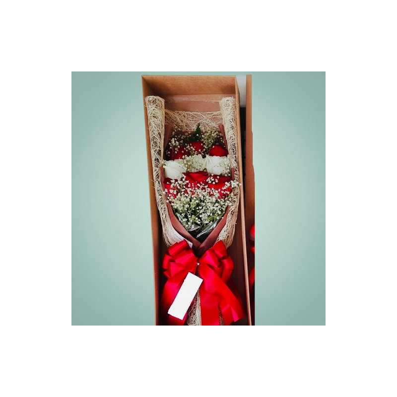 9 red and white roses in box - 2 9 빨간색과 흰색 장미 9송이 상자 | ROSE IN BOX특별한 사람을 놀라게 해보세요. 우리의 멋진 9 red and white roses in box로! 어떤 경우에
