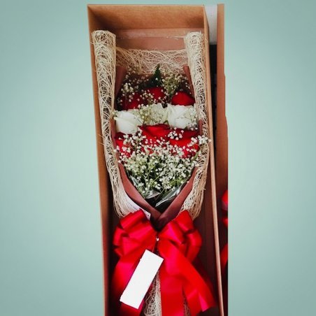 Red and white roses box