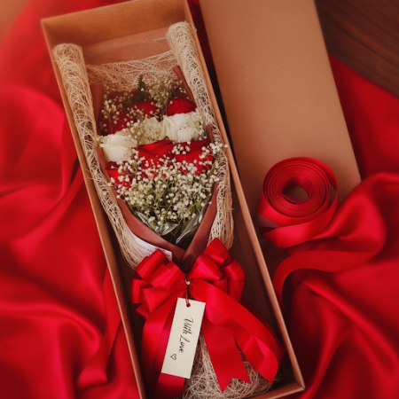 9 red and white roses in box - 3 9 빨간색과 흰색 장미 9송이 상자 | ROSE IN BOX특별한 사람을 놀라게 해보세요. 우리의 멋진 9 red and white roses in box로! 어떤 경우에