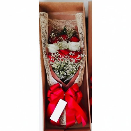 9 red and white roses in box - 7 9 빨간색과 흰색 장미 9송이 상자 | ROSE IN BOX특별한 사람을 놀라게 해보세요. 우리의 멋진 9 red and white roses in box로! 어떤 경우에