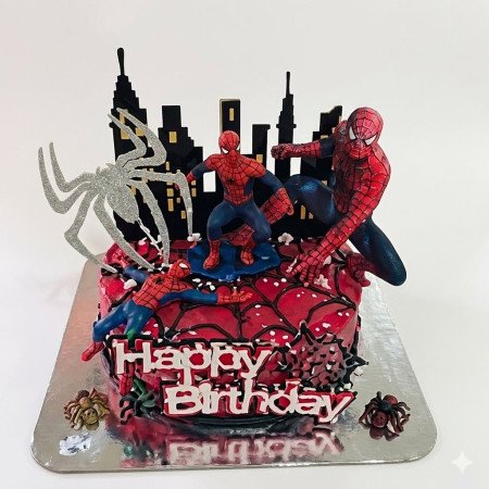 Κέικ γενεθλίων με θέμα τον Spider-Man σε αστικό τοπίο