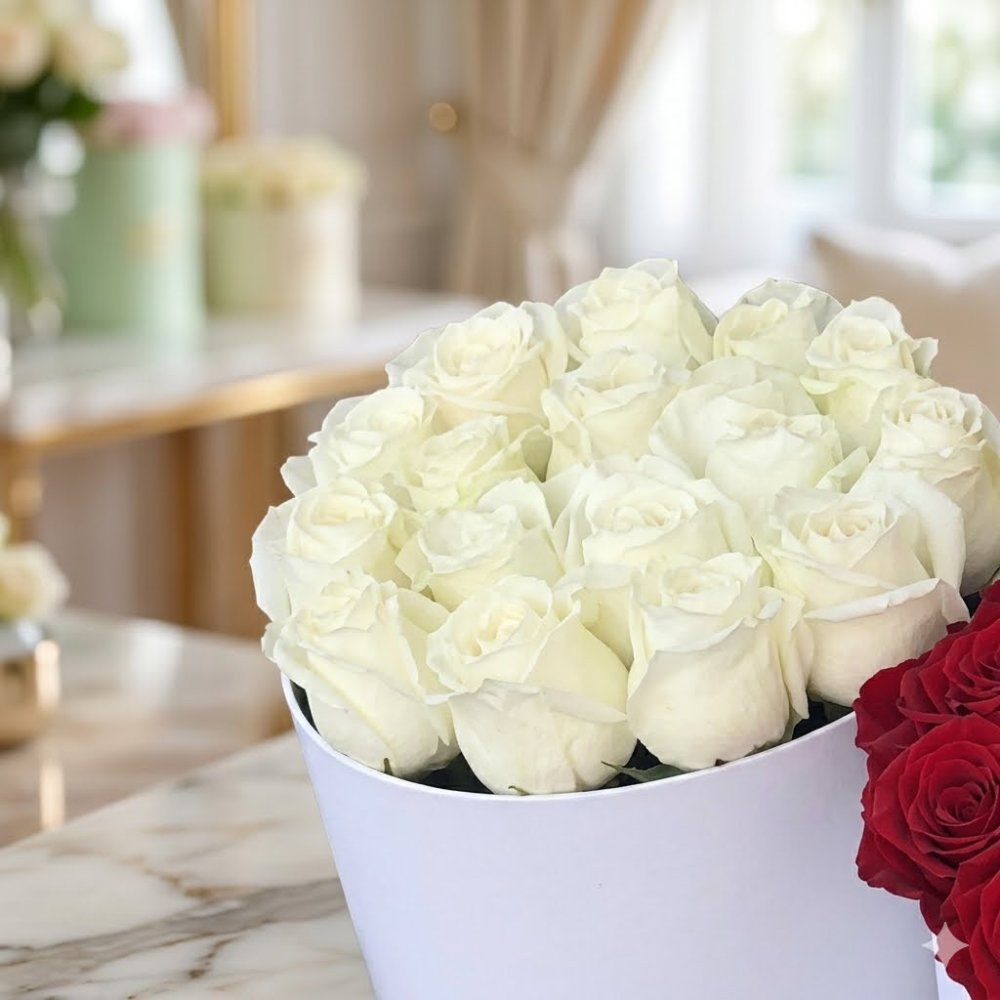 Roses blanches en boîte chapeau blanche