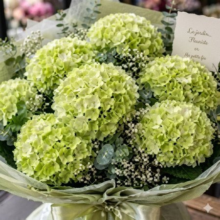 绿绣球花束配满天星