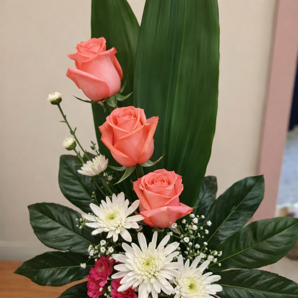 Arreglo floral vertical de rosas coral