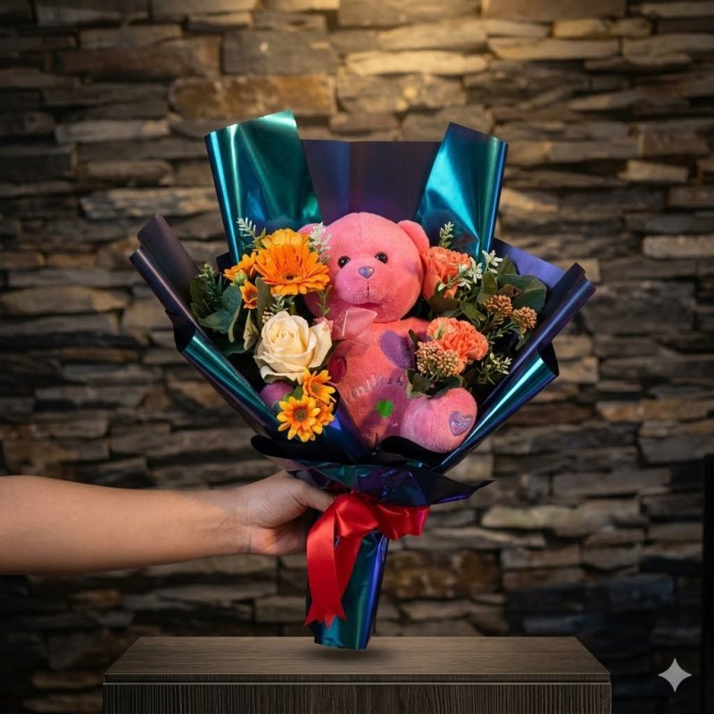 Rosa Teddybär mit künstlichen Blumenstrauß