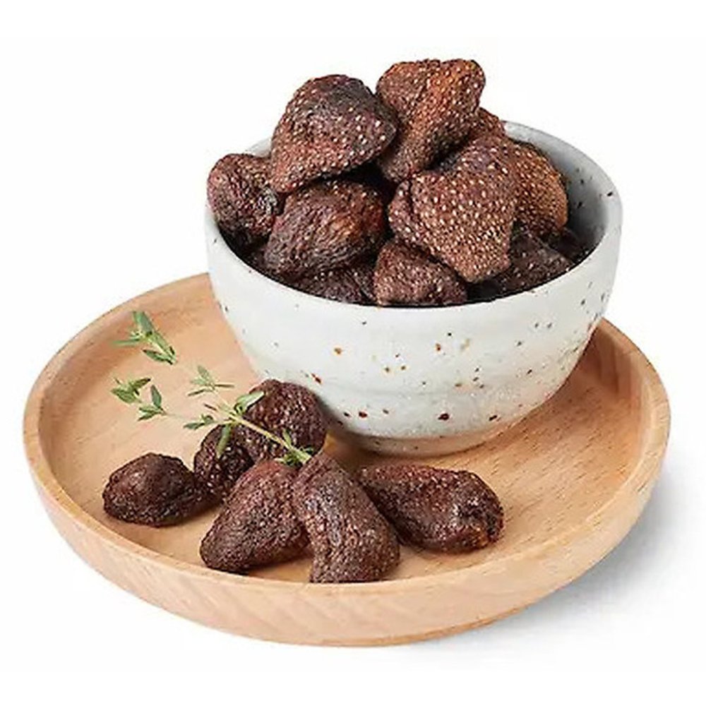 Getrocknete Erdbeeren in Keramikschale