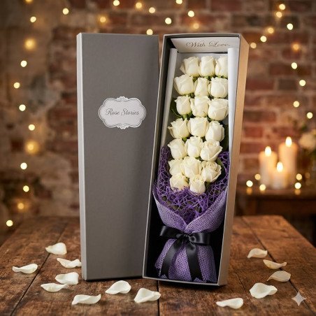 Witte rozen in grijze doos